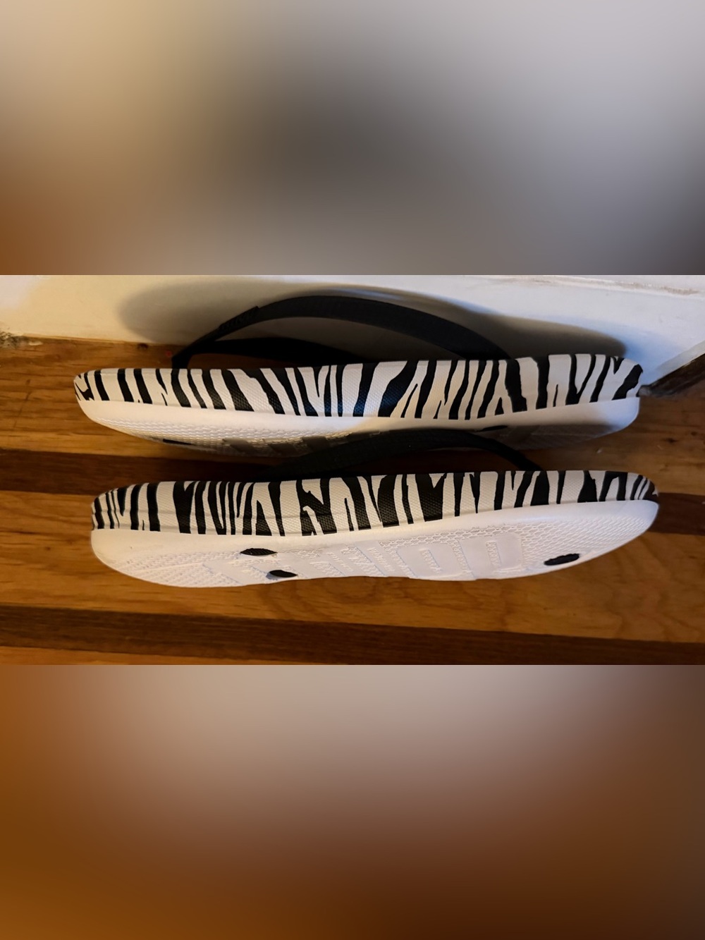 FitFlop Women’s iQushion Flip-Flops (Ergonomic w/Arch Support) - Picture 4 of 5